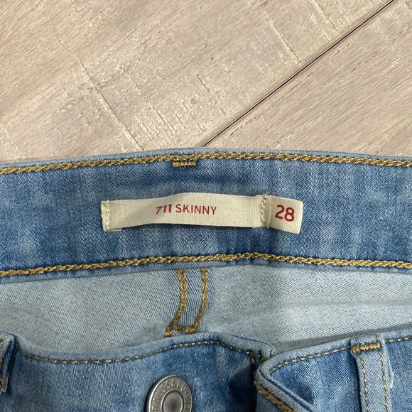 Levi’s Women’s Light Wash 711 Skinny Denim Jeans Sz 28 - Picture 3 of 6